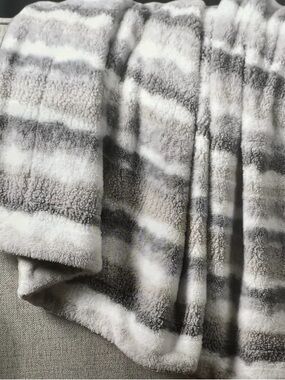 Life Comfort Artisan Mixed Yarn Throw 60in X 70in White